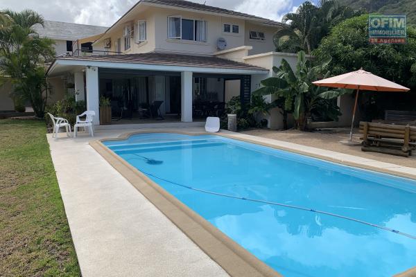 Tamarin à vendre agréable villa trois chambres avec une dépendance et piscine au calme.