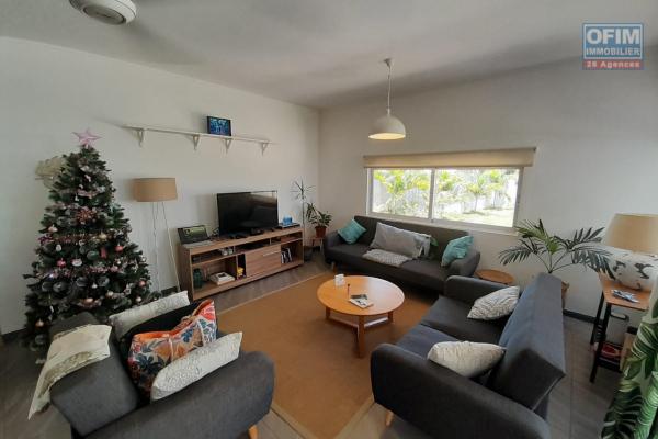 A vendre villa moderne de 180 m2 avec jardin arboré et gazonné non loin de Winners à Pereybère.