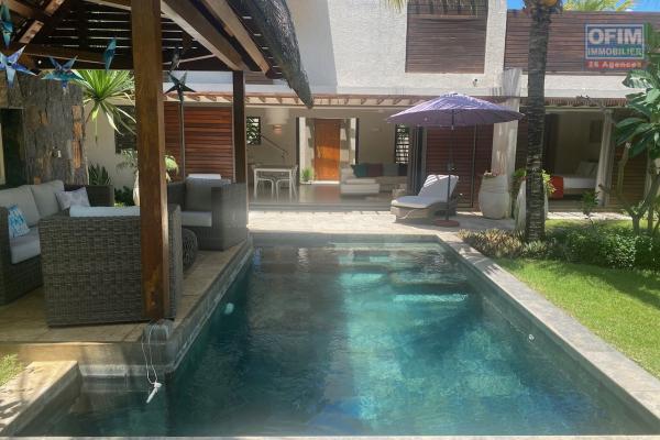 En revente une villa accessible AUX ETRANGERS ET AUX MAURICIENS idéalement située à Grand Baie, la villa vous offre un permis de résidence permanent.