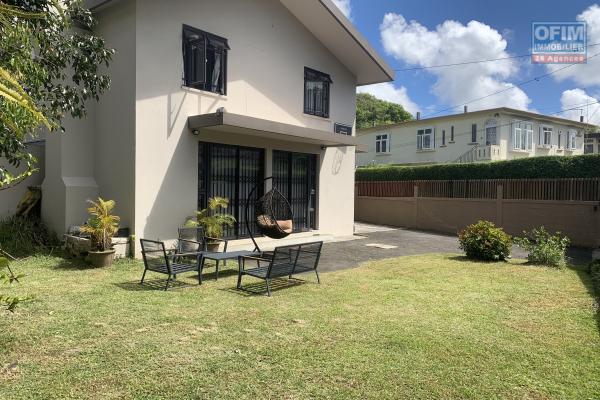 Curepipe à louer charmante villa trois chambres avec abri voiture situé non loin du supermarché Intermat et la route du jardin au calme.