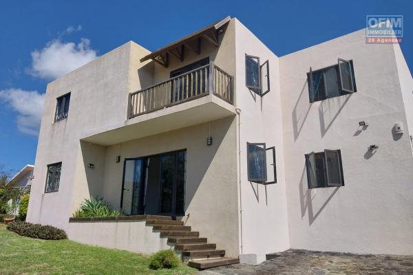 A vendre une belle maison familiale de 4 chambres à coucher avec cour gazonnée et arboré à Grand Baie.