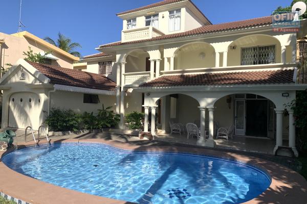 Flic en Flac à louer  villas 5 chambres avec piscine située dans un quartier résidentiel et calme.