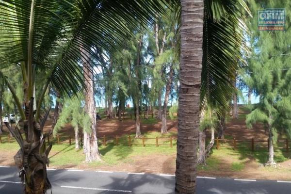 Extrêmement bien situé pour les amoureux de la mer, sur la route royal, à louer long terme à Flic en flac, appartement 3 chambres avec piscine et parking couvert.