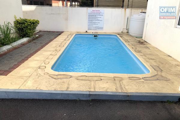 Flic En Flac à vendre agréable appartement de deux chambres avec piscine situé à deux pas de la plage au calme.