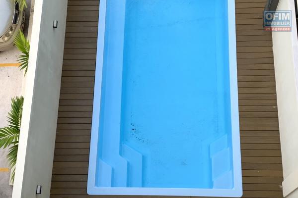  Flic En Flac à louer récent appartement, trois chambres avec toit terrasse et piscine commune, située au troisième étages sans ascenseur, au calme proche plage.