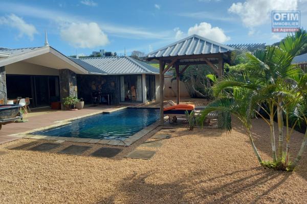 Cascavelle à vendre villa 4 chambres accessibles aux étrangers avec piscine, tennis, salle de sport et terrain de boules de pétanque, située dans une résidence sécurisée.