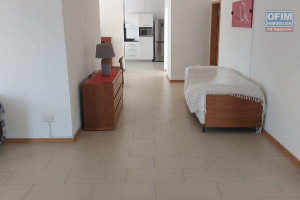 A vendre magnifique penthouse de plus de 200 M2 à Peyrebère, plage public à 200 mètres à pieds, restaurant, banque, supermarché Winners, bus, taxi, pas besoin de voiture tout ce fait à pieds.