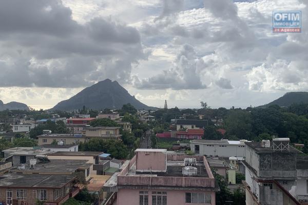 Vacoas à vendre appartement trois chambres située au quatrième étage avec ascenseur, parking couvert et sécurisé 24h/24h à deux pas de la municipalité.