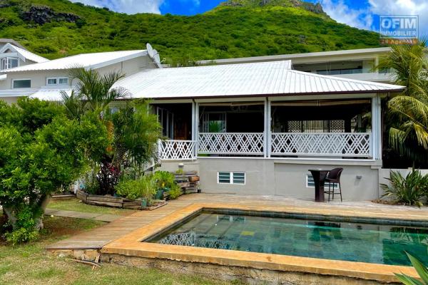 Tamarin à vendre agréable et belle villa cinq chambres avec piscine au calme possédant une vue exceptionnelle située dans un quartier résidentiel.