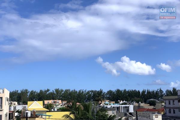 Flic en Flac à Louer appartement 2 chambres avec piscine commune au calme situé au dernier étage d’une résidence sécurisée proche plage et commerces.