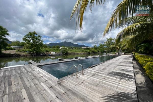 Rivière-Noire à vendre agréable appartement IRS de 3 chambres à coucher, pied dans l’eau, situé dans l’unique marina résidentielle de l’ile.