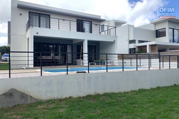 Flic En Flac a loué une magnifique et récente villa quatre chambres avec piscine au calme, proche école et commerces.
