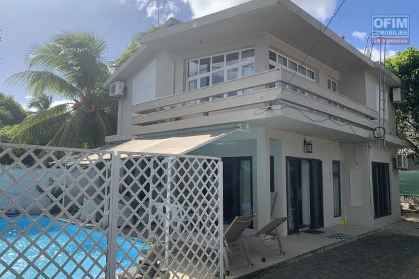 Albion à louer agréable villa quatre chambres avec piscine, kiosque, non loin de la plage publique et des commerces au calme.