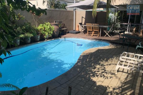 Flic En Flac à louer charmant et agréable appartement, deux chambres avec piscine commune au calme à deux pas de la plage et des commerces.