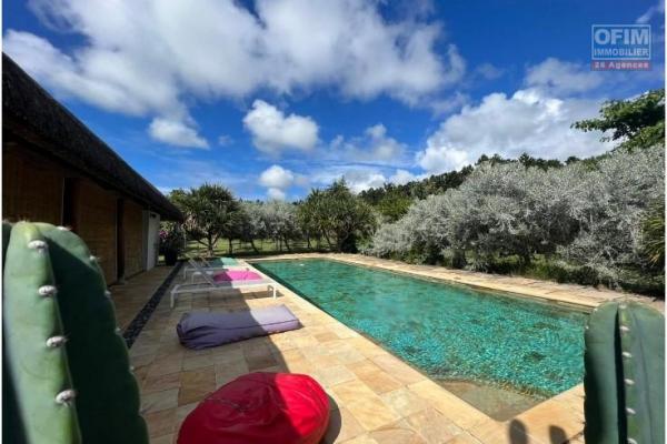 A vendre une demeure de 325 m2 avec piscine et jardin arboré dans un quartier résidentiel à Forêt Daruty.
