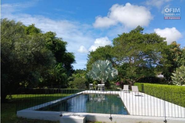 A vendre une grande villa de 4 chambres à coucher avec piscine privée et beau jardin vert à Forêt Darty.