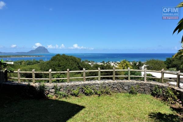 Rivière Noire à louer confortable duplex de 3 chambres à coucher, situé dans un domaine sécurisé et offrant une superbe vue sur la mer et le lagon du Morne