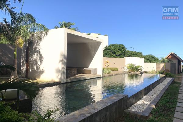 Flic en Flac à vendre accessible aux étrangers magnifique et récent appartement décorée avec goût de 3 chambres avec piscine situé dans une résidence sécurisée au calme.