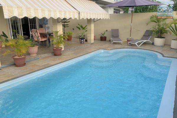  Flic en Flac à louer belle villa 3 chambres avec garage, piscine et une vue imprenable, situé dans un quartier résidentiel et calme.