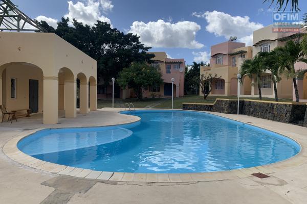 Tamarin à louer ravissant duplex 3 chambres situé dans une résidence sécurisée avec piscine commune et un grand parc au calme.