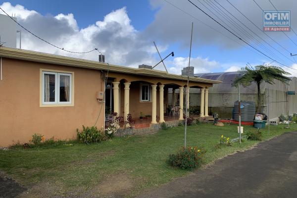Vacoas La Marie à vendre villa 3 chambres avec un appartement 1 chambre indépendant, un garage et une serre de 270m2.