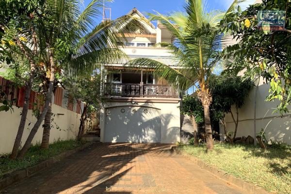 Flic en Flac à vendre charmante villa 3 chambres avec garage située dans un quartier résidentiel et calme à cinq minutes de la plage et des commerces à pieds.