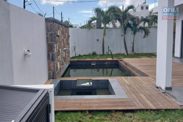 A vendre maison en construction de 4 chambres à coucher avec piscine proche des commerces et de la plages à Trou aux Biches.