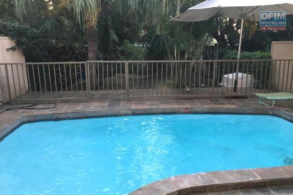 Tamarin à vendre ravissante villa duplex 4 chambres avec piscine située proche des commerces et plage.