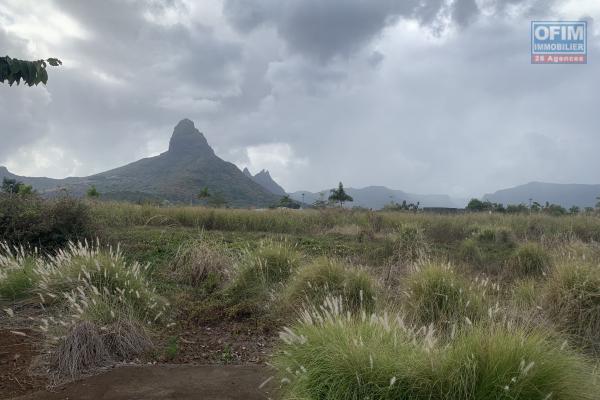 Tamarin à vendre terrain de 689M2 situé dans une résidence sécurisée en face de Tamarina.