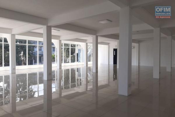 Beau Bassin for rent, plateau of 288m&sup2;, very well located and ideal for a call center, a showroom or offices.