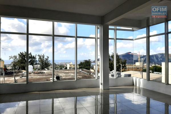 Beau Bassin à louer plateau de 288m² très bien situé et idéal pour un centre d’appel, un showroom ou des bureaux.