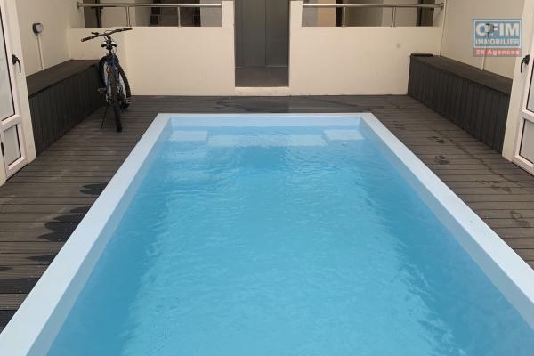 Flic En Flac, à louer récent et agréable appartement, trois chambres avec piscine Face à l’océan au calme.