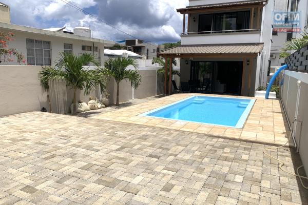 Flic En Flac à louer récent Duplex, trois chambres avec piscine au calme.