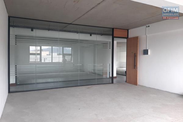 Rivière-Noire à louer bureau climatisé dans un centre commercial très bien situé.
