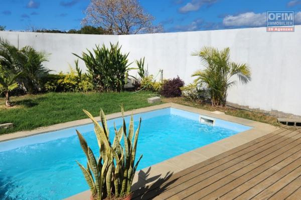 A vendre une villa neuve de trois chambres à coucher avec piscine et jardin arboré non loin d'Intermart à Calodyne.