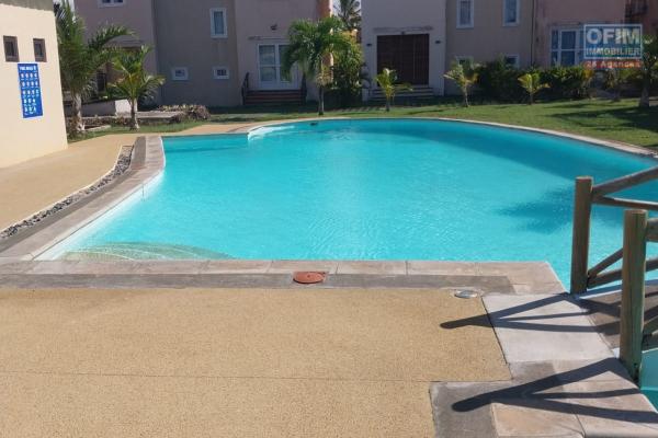 A vendre un duplex de 2 chambres à coucher dans une résidence sécurisée avec piscine commune et cour arboré à Grand Gaube.