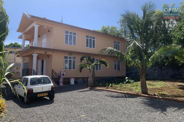 Floréal à louer grande et agréable villa 4 chambres avec garage située dans une impasse au calme et facile d’accès.