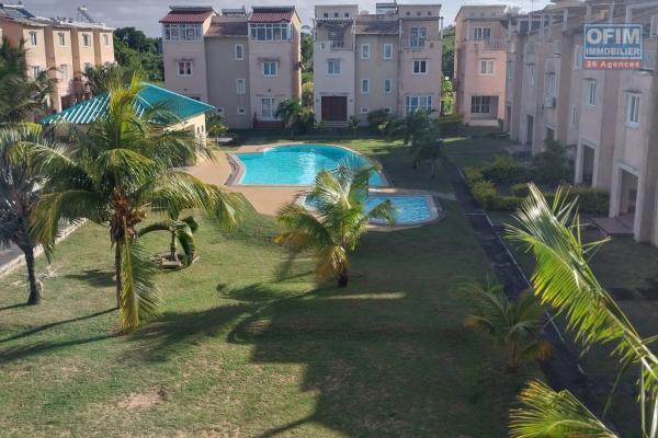 A vendre un beau triplex en très bon état dans une résidence paisible et sécurisée avec piscine commune à Grand Gaube.