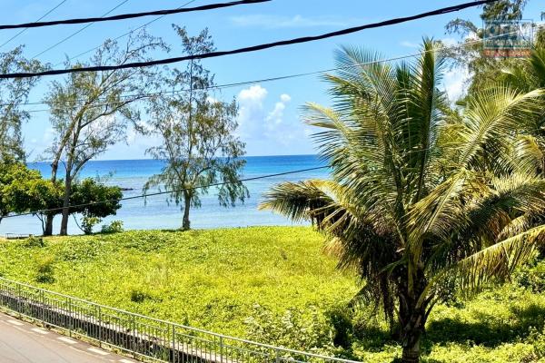   A vendre bel appartement de quatre chambres à coucher au premier étage à Pointe Aux Piments avec une vue sur la mer.