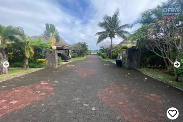 A vendre une villa dans un petit complexe de 8 villas sous statut RES éligible à l’achat aux malgaches et aux étrangers avec un permis de résidence permanent dans la région de Grand Baie sur la côte nord.