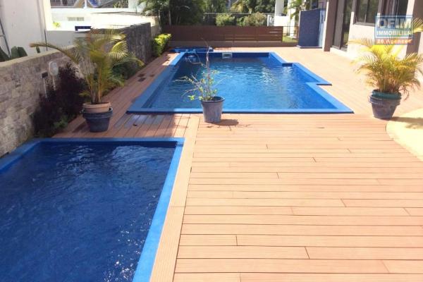 Flic en Flac for rent magnificent 3 bedroom apartment in the city center with swimming pool, elevator and covered parking.