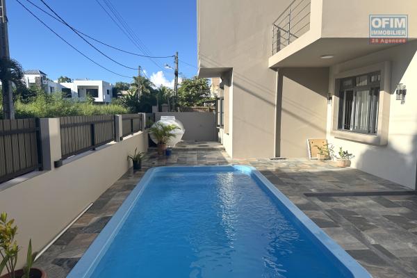 Flic en Flac à louer récent appartement 3 chambres avec piscine commune situé aux deuxième étages dans un quartier résidentiel et calme.