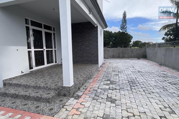 Découvrez cet appartement neuf situé en rez-de-chaussée d'une villa sécurisée, idéalement placé à proximité de Calodyne et de la plage.