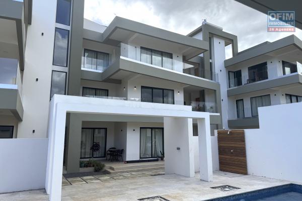 Flic en Flac à louer penthouse de  3 chambres avec 2 piscines situé dans une splendide résidence sécurisée à 500m de la plage et des commerces.