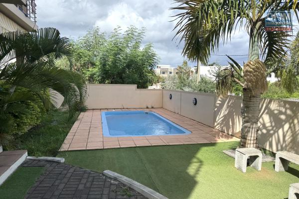 Flic à Flac à vendre magnifique penthouse de 3 chambres avec une splendide vue piscine commune à 5 minutes à pieds de la plage et des commerces au calme.