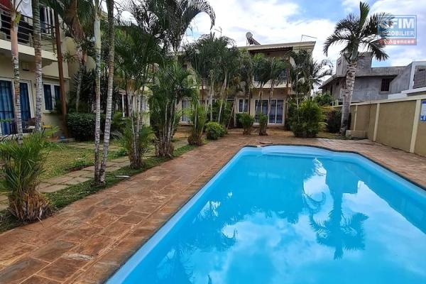  Flic en Flac à vendre jolie duplex 3 chambres avec piscine commune et parking non loin de la plage au calme.