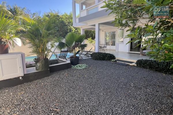Très rare a la location, villa de 300 M2 avec 3 chambres + bureau( ou chambre), édifiée au coeur d’un superbe jardin arboré et engazonné.