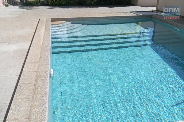 Emplacement stratégique pour cet appartement à POINTE AUX CANONNIERS