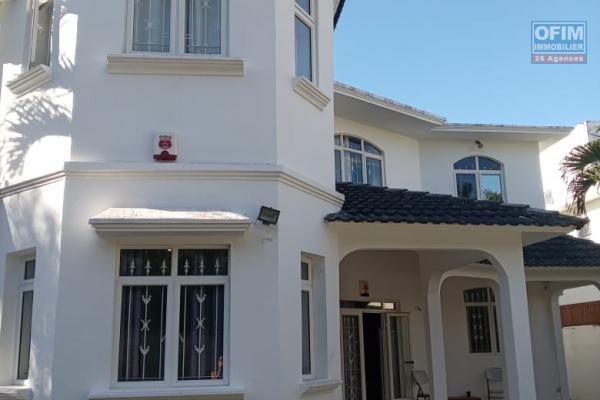 À VENDRE : Exceptionnelle Villa avec Logement Indépendant à 2 Minutes à Pied de la Plage de Mont Choisy