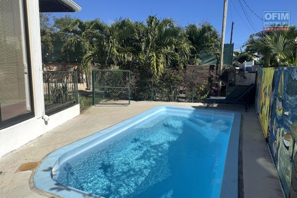  À louer – Flic en Flac Agréable villa 3 chambres avec piscine, située dans un quartier résidentiel calme.